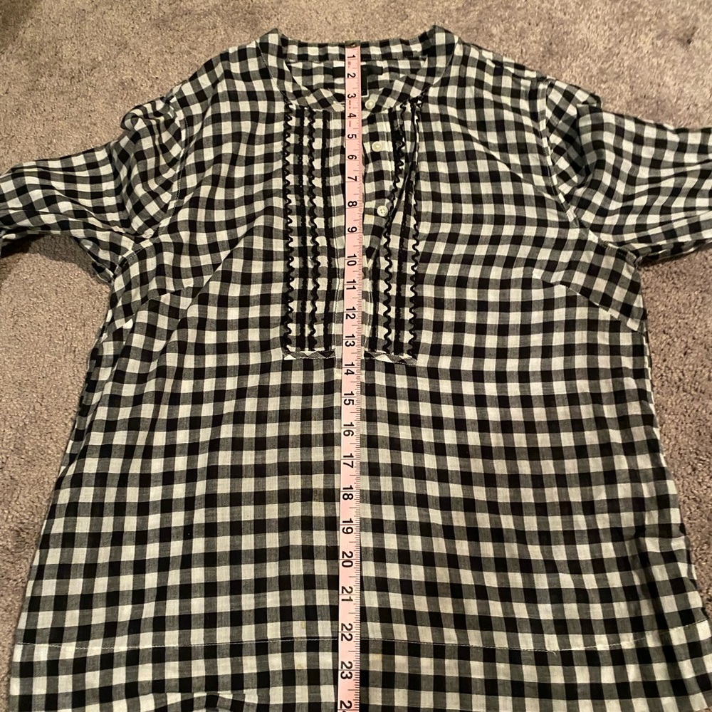 EUC sz6 JCREW BLACK & WHITE CHECKED POPOVER. Ruffled front & ruffles on sleeves.